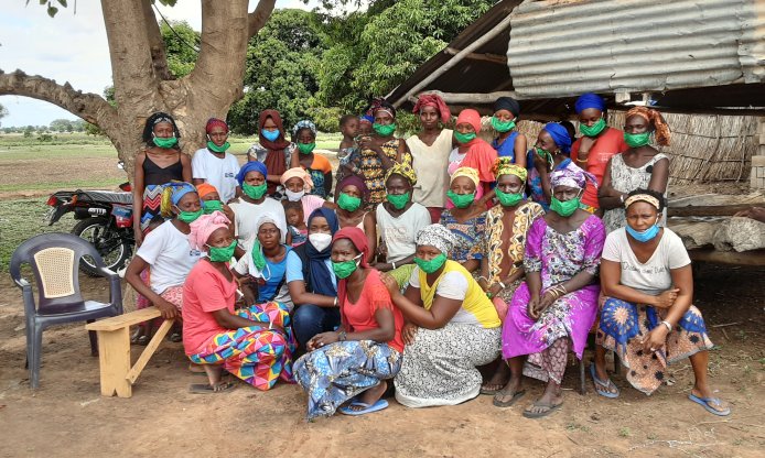 Photo de groupe prise à l’issue du focus group réalisé avec les épouses des paysans bénéficiaires du village de Keur Fodé et les représentantes des groupements de promotion féminine.